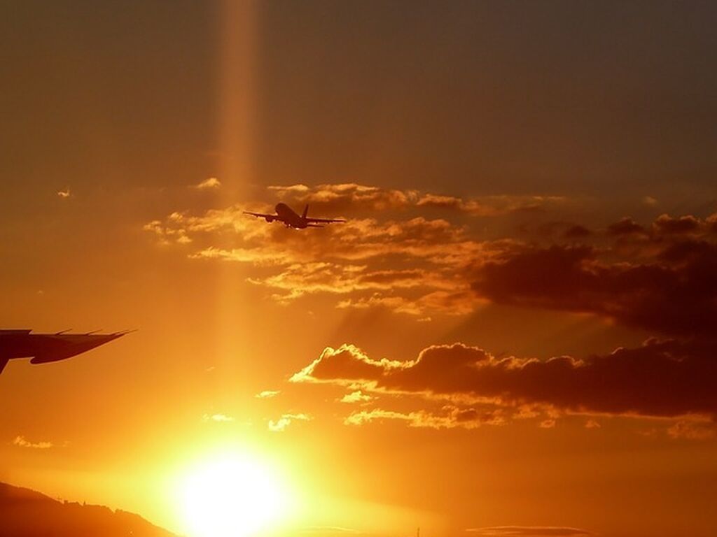 Flughafen sonnenuntergang flugzeug